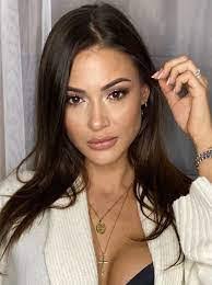 Alix Benjamin's Instagram, Twitter & Facebook