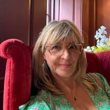 Sarah Neale's Instagram, Twitter & Facebook