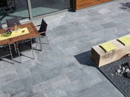 Einzigartiges Naturprodukt Vielfaltige Blausteinplatten Azur Als Moderner Bodenbelag Fur Die Terrasse Jonast Bodenbelag Terrasse Kalkstein Terrassenplatten