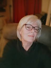 I love your products, especially the shampoo bar's and conditioner. I will  never go back. Thank you White Hot Hair for giving me the confidence to  love my hair again' Messages like