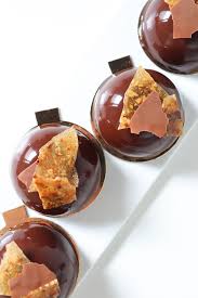 Domes Chocolat Noisettes Pignons De Pin Et Clementine Recette Olivia Patisse Dome Chocolat Chocolat Recette Chocolat