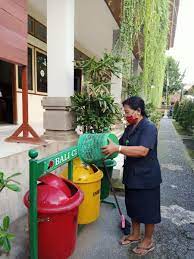 Cukup mudah untuk membasmi belatung dengan mengikuti empat langkah mudah berikut ini: Membuang Sampah Dengan Tepat Kementerian Agama Republik Indonesia Kantor Kabupaten Gianyar