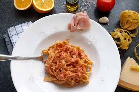 Tagliatelle Mit Schinken In Cremiger Orangen Tomatensosse Rezept Tagliatelle Tagliatelle Rezept Schinken