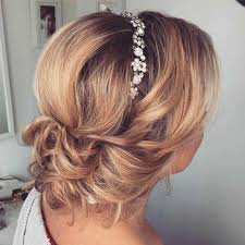 Si tratta di una acconciatura più particolare, ma di grande effetto. Le 20 Migliori Acconciature Sposa Con Accessori Per Capelli Medi