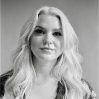 Lili Wells's Instagram, Twitter & Facebook