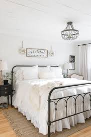 Simple Farmhouse Christmas Bedroom Decor Making It In The Mountains Rustic Master Bedroom Bedroom Decor Inspiration Farmhouse Bedroom Decor