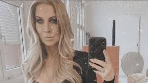 Charlotte würdig sendet ihren fans schöne weihnachtsgrüße aus dem heimischen wohnzimmer. Creepy And Grottig Charlotte Wurdig Receives Harsh Criticism
