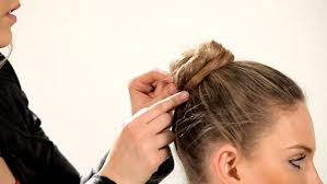 Scarlett è una ragazza dai capelli rossi raccolti in una grossa crocchia, . Come Fare Lo Chignon Da Ballerina Scuola Di Danza E Ballo A Brescia On Stage