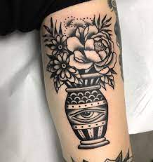 Adriana Maluquer On Instagram Flower Vase Done Yesterday On The Beautiful Linnea Mucha Traditional Tattoo Vase Cool Small Tattoos Tattoos For Guys