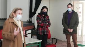 Σημειώνεται ότι από τις 16 ιανουαρίου, αντί για τις 20/1 που ήταν ο αρχικός προγραμματισμός, ξεκινούν οι εμβολιασμοί των πολιτών από 85 ετών και άνω, για τους οποίους από χθες ξεκίνησε η διαδικασία των ραντεβού. Proxwraei O Emboliasmos Se Kleistes Domes Filo3enias Hlikiwmenwn Business Daily