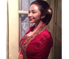 Ia merupakan aktris dan penyanyi yang berasa dari indonesia. Potret Cantik Dan Elegannya Ariel Tatum Berbalut Kain Khas Nusantara Malang Terkini