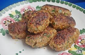 Turkische Hackrollchen Mit Gurkenjoghurt Und Salat Rezepte Fleisch Gerichte Leckeres Essen