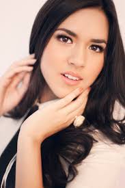 Umur 30 tahun) atau yang lebih dikenal dengan nama raisa adalah seorang penyanyi berkebangsaan indonesia. Raisa Andriana One Of Beautiful Famous Singer In Indonesia Artis Beautiful Kecantikan