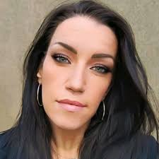 J'ai le plaisir de vous informer que j'occupe désormais le poste de  Co-fondatrice et Directrice des opérations de la société PCM S.r.l. basée à  Milan.