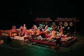 Aramba merupakan alat musik yang mirip seperti bende yang berasal dari daerah pulau nias, sumatera utara. Gamelan Alat Musik Tradisional Yang Mendunia Halaman All Kompas Com