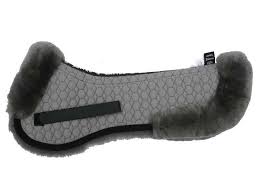 Onlineshop für mattes reitsportartikel aus lammfell günstig kaufen und portofrei ab 99 € bestellen: Pferdeladen Online De Mattes Lammfell Sattelkissen Fellrand Vorne Und Hinten