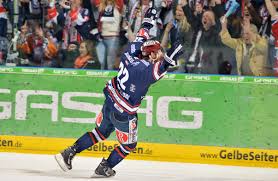Barry Tallackson Torschutze Zum Zwischenzeitlichen 1 1 Ausgleich Eisbaren Berlin Deutscher Meister Adler Mannheim