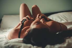 Vous êtes avec un homme que vous voulez vraiment satisfaire au lit, auquel vous bien sûr, chaque homme est différent et donc chacun a des préférences particulières, des goûts qui lui avant tout, ce qu'aiment les hommes c'est d'être avec une femme qui s'assume, qui ne reste pas bloquée sur ses. Comment Rendre Une Fille Accro 10 Trucs Pour La Rendre Folle