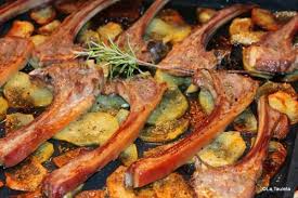 Come la maggior parte dei piatti tipici, in particolare oggi abbiamo pensato di darvi dei suggerimenti su come cucinare le costolette d'agnello che, come tradizione vuole, si possono fare al forno, a scottadito, alla brace. Come Preparare Le Costolette D Agnello Al Forno Facile