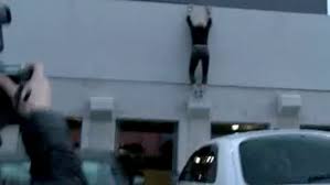 No ma dico io.potrai presentarti cosi ad un programma i paparazzi ci sono andati a nozze e hanno immortalato le mutandine di taylor momsen in tutte le angolazioni. Taylor Momsen Escapes The Paparazzi In Nike Commercial Hypebeast