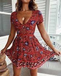 Voor ieder een leuk jurkje. Spring Summer Zomer Lente Dress Summerdress Zomerjurk Red Dress Rode Jurk Outfit Look Gold Necklaces Goude Zomermode Outfits Modetrends