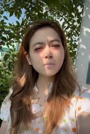 Cô giáo nóng bỏng nhất Việt Nam' khoe mặt mộc, netizen nhìn giật mình