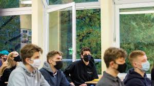 Unterricht beruht auf klarer kommunikation, auf zwischenmenschlicher. Maskenpflicht Im Unterricht Berlin Verscharft Corona Regeln Fur Altere Schuler Rbb24