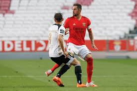 Pizzi (benfica) remate com o pé direito no coração da área ao centro da. Benfica Farense Liga Nos Fotos Sl Benfica
