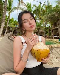 Di indonesia, didit bukanlah sosok kerap menghiasi media massa pada moment tertentu. Amelia Thripura Henderson