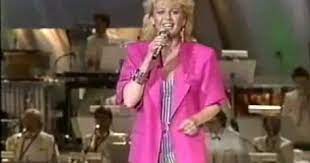 Kikki danielsson föddes i visseltofta utanför osby, men adopterades till en bondgård i småland när hon var i fem år. Esc 1985 Sweden Kikki Danielsson Bra Vibrationer Songfestival Be