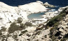 Variasjonen av strender er herlig, og du får naturligvis enda flere å velge mellom dersom du leier bil. Milos 4 Sarakiniko Strand Theopedia