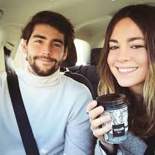 Además conversó acerca de su novia la también cantante sofía ellar y reveló ciertos detalles de su personalidad en un divertido juego. Pin De Kacimi Farah En Alvaro Soler Alvaro Soler Sofia Ellar Cantantes