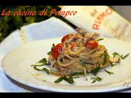 Pasta con pomodorini, burrata, limone e acciughe una pasta semplice, di quelle che amiamo tanto prepararci quando dobbiamo pranzare a casa e ci vogliamo trattare davvero bene 🙂 il twist che rende questa ricetta speciale è il battuto di acciughe, erbe aromatiche, noci e scorza di limone. Spaghetti Con Le Alici Fresche Youtube