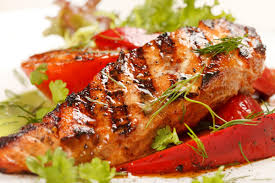 Non di sole bistecche vive il mastro griller perche' oltre al manzo e al maiale ci sono anche pesci d'acqua dolce da grigliare delicato come un pesce d'acqua dolce. Grigliata Di Pesce Intero Trancio Crostacei E Molluschi