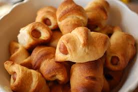 Croissantjes Met Knakworst Als Warme Broodjes Lekker Tafelen