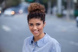 Hochsteckfrisur Rundes Gesicht Naturlocken Dutt Naturlocken Frisuren Frisuren Langhaar Haar Styling