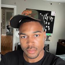 Hey yall! I'm red and I'm always streaming something scary. Are you a  fellow horror fan? Are you 420 friendly? Come join the vibes bc everyone's  welcome in my chat 🫶 I'm