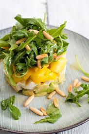 Frischer Avocado Mango Mozzarella Salat Mit Rucola Und Pinienkernen Feed Me Up Before You Go Go Vorspeisen Rezepte Mozzarella Salat Rezepte