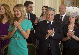 Hérite donc à son tour de ce programme bien connu, consistant pour le gros cinéma français à tapiner sur les trottoirs du jt de 20h pour offrir à leur clientèle commune le réconfort d'une purge fraternelle dans la rigolade, avant de la recracher sur. Qu Est Ce Qu On A Fait Au Bon Dieu Bientot Un Remake Americain Elle