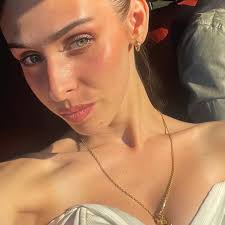 Laura Savelli's Instagram, Twitter & Facebook