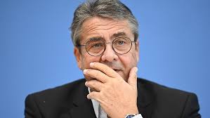 Gabriel nimmt Scholz in Schutz: "Es ist putzig, dass alle immer ein  Machtwort des Kanzlers verlangen"