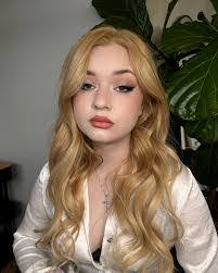 Sandy Jansen's Instagram, Twitter & Facebook