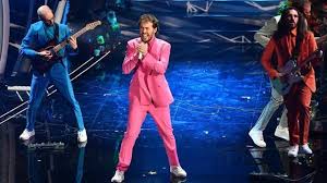 Sometimes i think that the world / has never loved people like me / the circle of life establishes / that for every lion king. Pinguini Tattici Nucleari Chi Sono I Componenti E Perche Chiamano Cosi