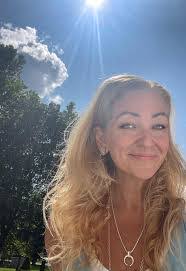 Mandy Light's Instagram, Twitter & Facebook