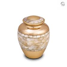 Vind fantastische aanbiedingen voor grote letters. Hu184 Messing Urn 3 2 Liter Shiny Gold Met Parelmoer Traditionele Vaas Urn Via Urnwebshop Nl