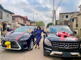 Gbajugbaja oṣere tiata yoruba, iyabo ojo ṣi ile tuntun nibi ti ọpọlọpọ awọn ẹbi, ọrẹ ati ojugba rẹ ninu iṣẹ tiata peju si. Actress Biodun Okeowo Gets 2 Luxury Cars In One Day