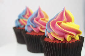 Learn how to make skittles cupcakes with rainbow frosting buttercream in this video tutorial. How To Pipe A Simple Rainbow Cupcake Swirl Cakejournal Com