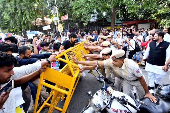 United News of India على X: "In Photos | Demonstrators being stopped by  police personnel during a protest against Chief Election Commissioner (CEC)  Gyanesh Kumar, demanding his resignation, near Jantar Mantar, in