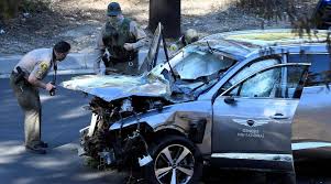 Crew removes the car #tigerwoods was driving when he crashed. Sgfo0tbfhcdt1m