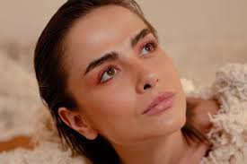 Maria Casadevall diz que assumiu namoro com homens por pressão